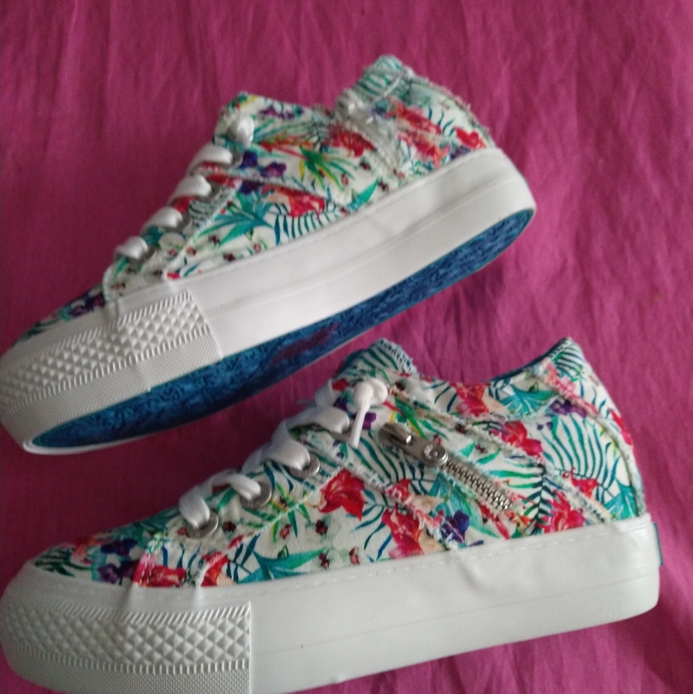 NWT Cute & Sassy BLOWFISH            Platform  Sneakers.    RARE- NO Longer make
